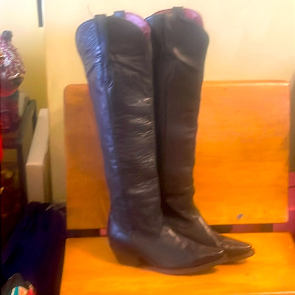 Freebird Tall Knee Boots
Black Western style( Misty)
